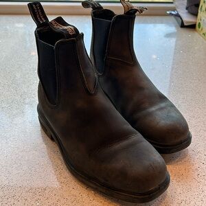 Blundstones rustic black
